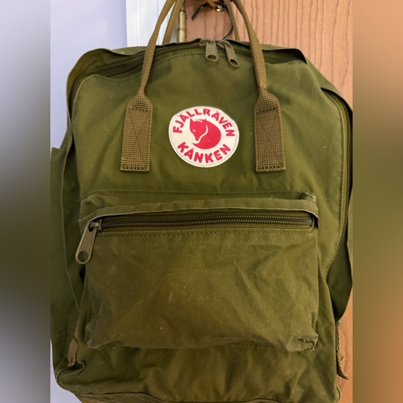 Fjallraven Kånken Medium Green Backpack - Picture 2 of 12